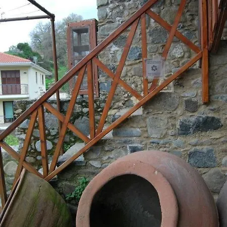 منزل ريفي Xenis House